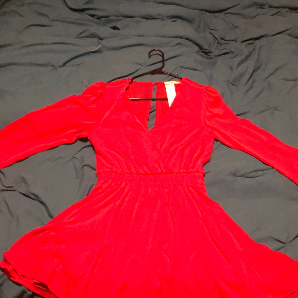 Cute little red mini dress, size small. Never worn. New with tags